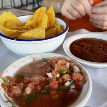 Pablo y Pablo - Nachos. Midwesterners beware, the pico de gallo is a medium spice in our neck of the woods - Mexican Near Me - Woodinville, Washington