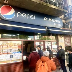 La Mezzetta - Frente del negocio, pides , pagas y puedes comerlo allí fuera típica de parado.