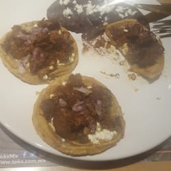 Toks - Sopes con chicharrón y frijoles :) muy ricos