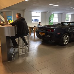 Auto Theunissen - Waiting area with Peeze coffee
