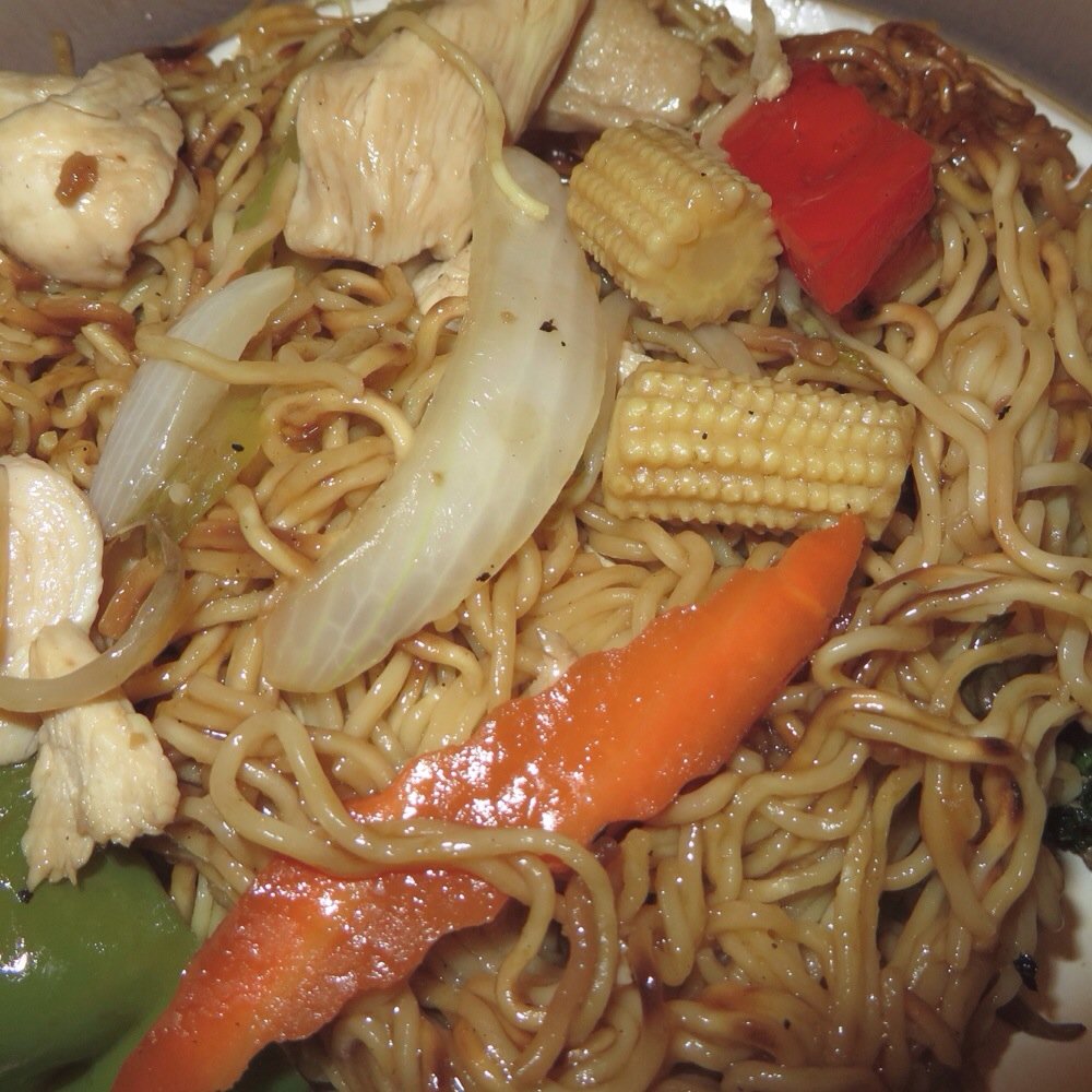 China Chef - Chicken Lo Mein with fresh vegetables. - Szechuan Near Me - Grosse Pointe, Michigan China Chef - Chicken Lo Mein with fresh vegetables. - Szechuan Near Me - Grosse Pointe, Michigan