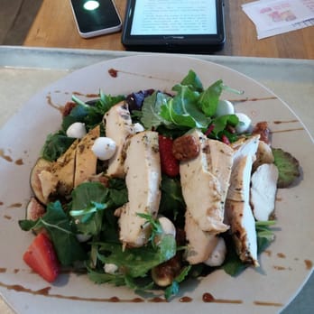 Central Market Cafe - Figs, grilled chicken, and strawberry salad. Looks amazing - American Near Me - Austin, Texas Central Market Cafe - Figs, grilled chicken, and strawberry salad. Looks amazing - American Near Me - Austin, Texas