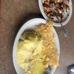 Ellie's at the Airport - Eggs Benedict, country fried potatoes