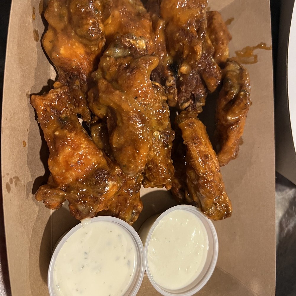 Main Street Pub & Eatery - Chicken Wings Garlic Parmesan & Buffalo - Pizza Near Me - Hendersonville, Tennessee Main Street Pub & Eatery - Chicken Wings Garlic Parmesan & Buffalo - Pizza Near Me - Hendersonville, Tennessee