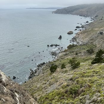 Muir Beach Overlook - 07.27.25 below are rocky coastline, bluffs, mountain ridges, valleys and peninsulas reaching out into the Pacific - Parks Near Me - Muir Beach, California