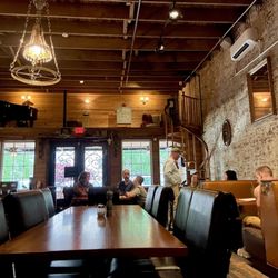 Marioochi’s Pizzeria - Interior