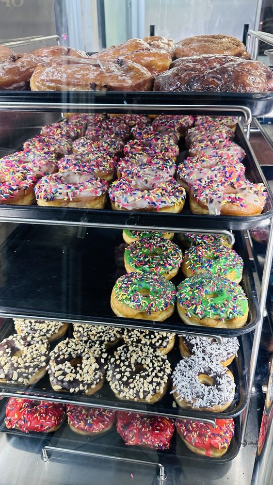 Yum Yum Donuts Logo