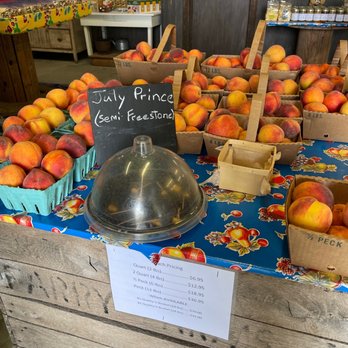 Gordon's Orchard - a display of peaches - Farmers Market Near Me - Osceola, Missouri