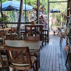 Beach House Cafe - Indoor/ outdoor seating