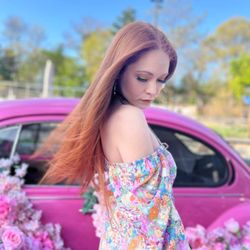 Beauty Laboratory - Photo shoot with the pink car at the Collection