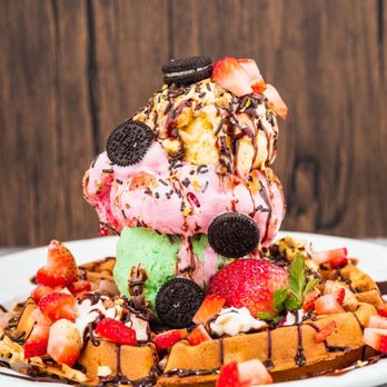 Shake Therapy - a waffle topped with ice cream, strawberries, and chocolate - Desserts Near Me - Niagara Falls, Ontario