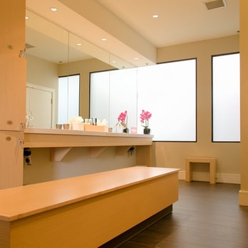 The Bar Method - A view of our changing room which features free lockers and towel service in addition of course to showers and personal supplies - Barre Classes Near Me - Vancouver, British Columbia The Bar Method - A view of our changing room which features free lockers and towel service in addition of course to showers and personal supplies - Barre Classes Near Me - Vancouver, British Columbia