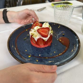 Bouillon Racine - Fraisier - French Near Me - Paris, 75