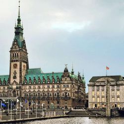 Kleine Alster - Schleusenbrücke - Blick aufs Rathaus (03/2025)
