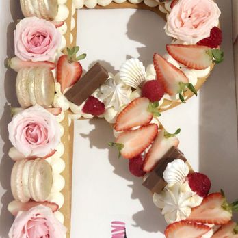 Macarons by Mila Pastry - Rose gold theme with KitKats - Custom Cakes Near Me Macarons by Mila Pastry - Rose gold theme with KitKats - Custom Cakes Near Me