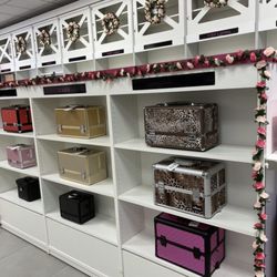 Cils Elegancy at Oak Park Mall - Rose-covered decor and lots of colorful cosmetics cases!