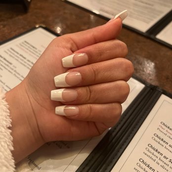 Le Nails & Spa - Shellac French Tip Nails - Nail Salons Near Me - Lincoln, Nebraska