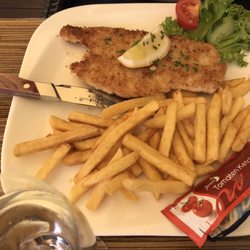 Café Marienplatz - Putenschnitzel in Kokosnusspanade mit Pommes