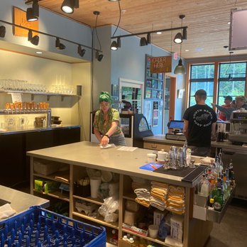Wolf Tree Brewery - Crew at wolf tree - Brewpubs Near Me - South Beach, Oregon Wolf Tree Brewery - Crew at wolf tree - Brewpubs Near Me - South Beach, Oregon