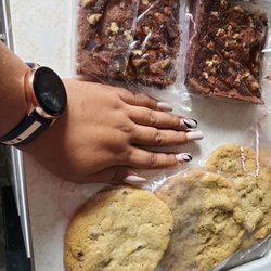 Khloe's Konfections - Big cookies and brownies