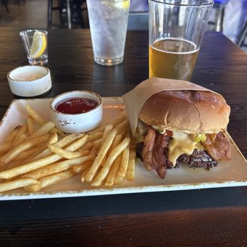 Viibz - Bacon cheddar cheeseburger - Cocktail Bars Near Me - North Hollywood, California Viibz - Bacon cheddar cheeseburger - Cocktail Bars Near Me - North Hollywood, California
