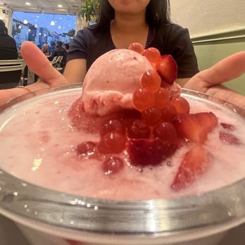 Golden Island Cafe - Strawberry World - Desserts Near Me - San Francisco, California