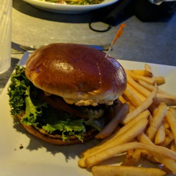 Dave & Buster's Thousand Oaks - DELICIOUS BURGER - Arcades Near Me - Thousand Oaks, California