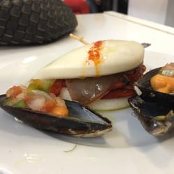 Ostras - Tuna bun (with peppers and onion) - delicious. Mussels in their shells - also good.