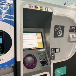 Charles de Gaulle Etoile Metro - Ticket machine