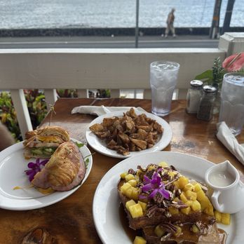 Island Lava Java - Breakfast HOKU CROISSANT SANDWICH & PINEAPPLE "UPSIDE DOWN" FRENCH TOAST - American Near Me - Kailua Kona, Hawaii