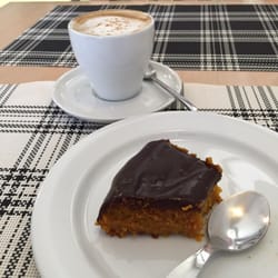 Lugar Dos Sabores - A carrot cake with chocolate glaze on top is good to die for. I ate two of them straight up