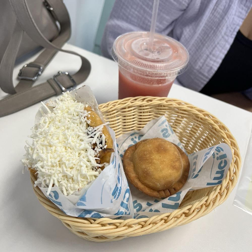 Arepa de pabellón y un pastel de queso Arepa de pabellón y un pastel de queso