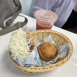 Arepa de pabellón y un pastel de queso Arepa de pabellón y un pastel de queso