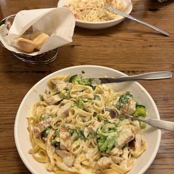 Olive Garden Italian Restaurant - Chicken Alfredo with broccoli - Italian Near Me - West Springfield, Massachusetts Olive Garden Italian Restaurant - Chicken Alfredo with broccoli - Italian Near Me - West Springfield, Massachusetts