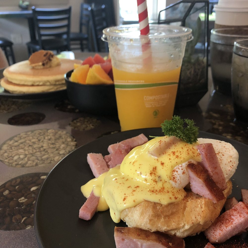 Goose & Twigs - Eggs Benedict, chocolate chip pancakes, fruit medley, mango smoothie - Bed & Breakfast Near Me - Sister Bay, Wisconsin Goose & Twigs - Eggs Benedict, chocolate chip pancakes, fruit medley, mango smoothie - Bed & Breakfast Near Me - Sister Bay, Wisconsin