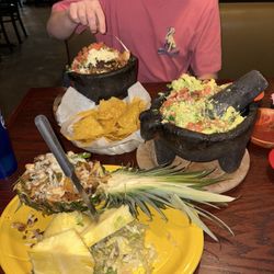 El Parian - Tropicana, chunky guacamole, Molcajete suprema