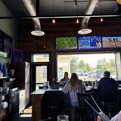 Junior's Bar and Grill