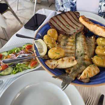 Mariscaria - Seafood platter with side of salad - Seafood Near Me - Cascais, 11