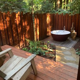 Sycamore Cabin - back patio and outdoor bathtub Sycamore Cabin - back patio and outdoor bathtub