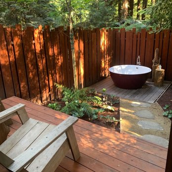 Glen Oaks Big Sur - Sycamore Cabin - back patio and outdoor bathtub - Hotels Near Me - Big Sur, California Glen Oaks Big Sur - Sycamore Cabin - back patio and outdoor bathtub - Hotels Near Me - Big Sur, California