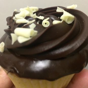 Molly's Cupcakes - Boston Cream - Gorgeous - Desserts Near Me - Chicago, Illinois