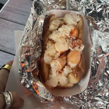 James Hook & Co - Regular lobster roll with butter - Seafood Near Me - Boston, Massachusetts