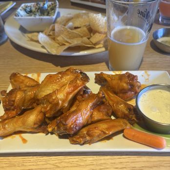 Back Nine Oxford - Wings / Spinach & Artichoke Dip - Sports Bars Near Me - Oxford, Mississippi