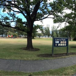Te Anau - Small but beautiful Lions Park by the lake side, with kids playground, rest areas, café, and shops nearby. Jan 2015