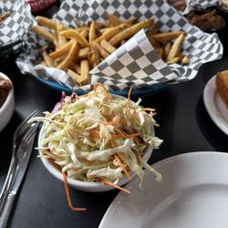 Smokin' Georges BBQ - Coleslaw & fries