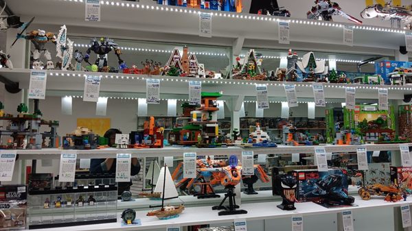 Bricks & Minifigs Whittier by null