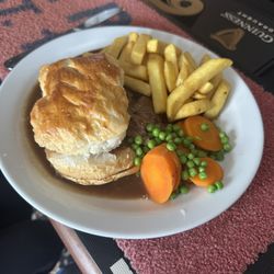 The Path Tavern - Steak pie with peas, carrots and chips. Everything was top quality!