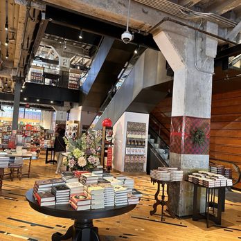 Barnes & Noble - Main entrance - Bookstores Near Me - Washington, DC, District of Columbia