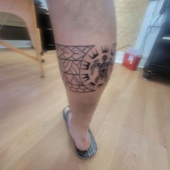 Hula Girl Tattoo - Piercing Near Me - Paia, Hawaii