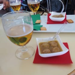 El Gavilán - Minialbondiguillas con dados de sepia al curry.  Delicioso.
